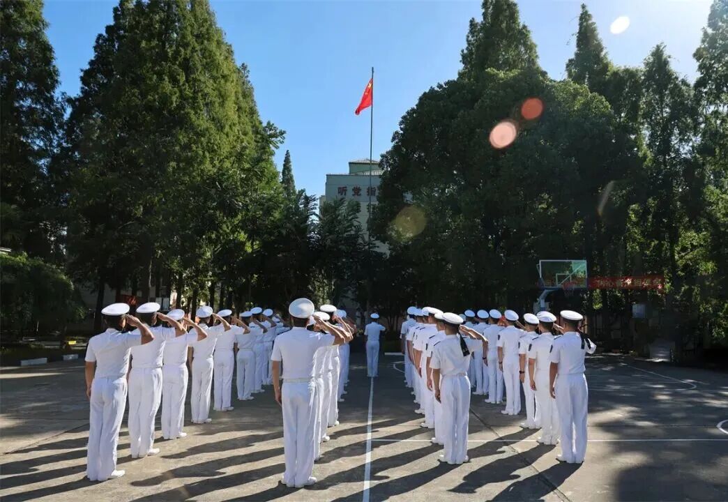 今日，五星红旗在广袤海洋之上冉冉升起，象征着伟大祖国的骄傲与荣耀