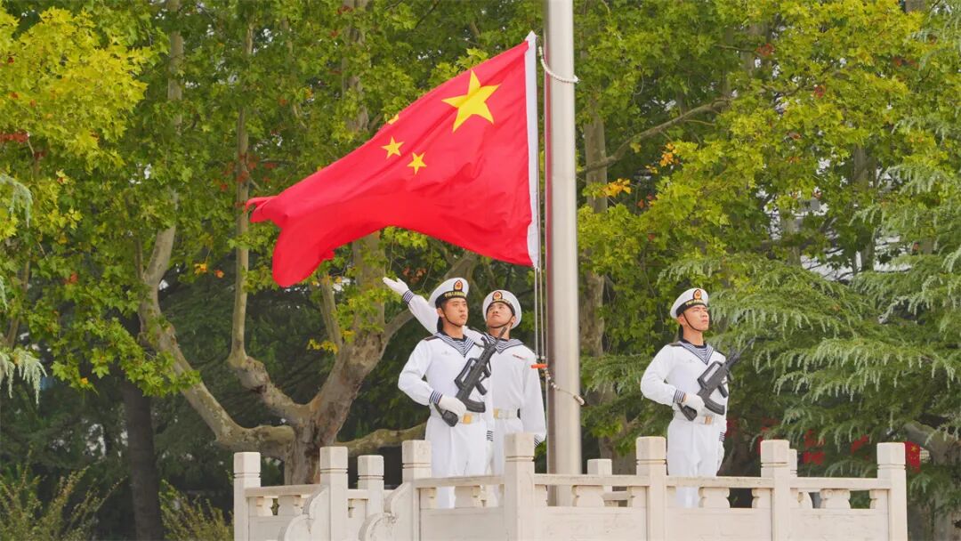 今日，五星红旗在广袤海洋之上冉冉升起，象征着伟大祖国的骄傲与荣耀