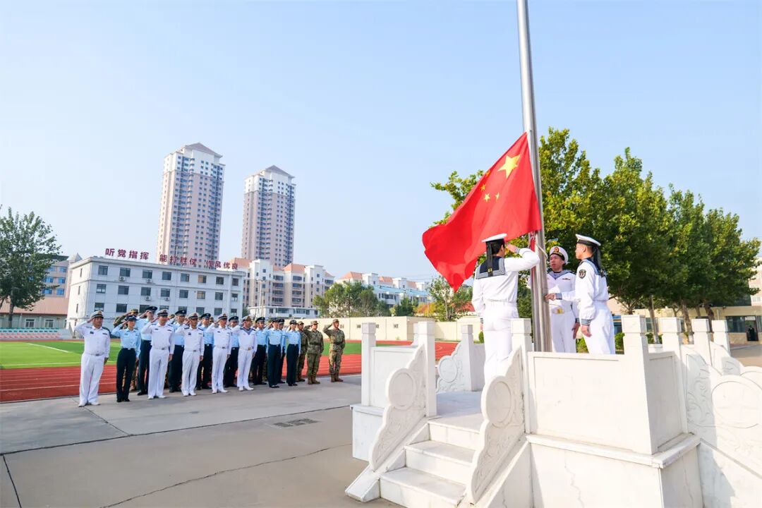 今日，五星红旗在广袤海洋之上冉冉升起，象征着伟大祖国的骄傲与荣耀