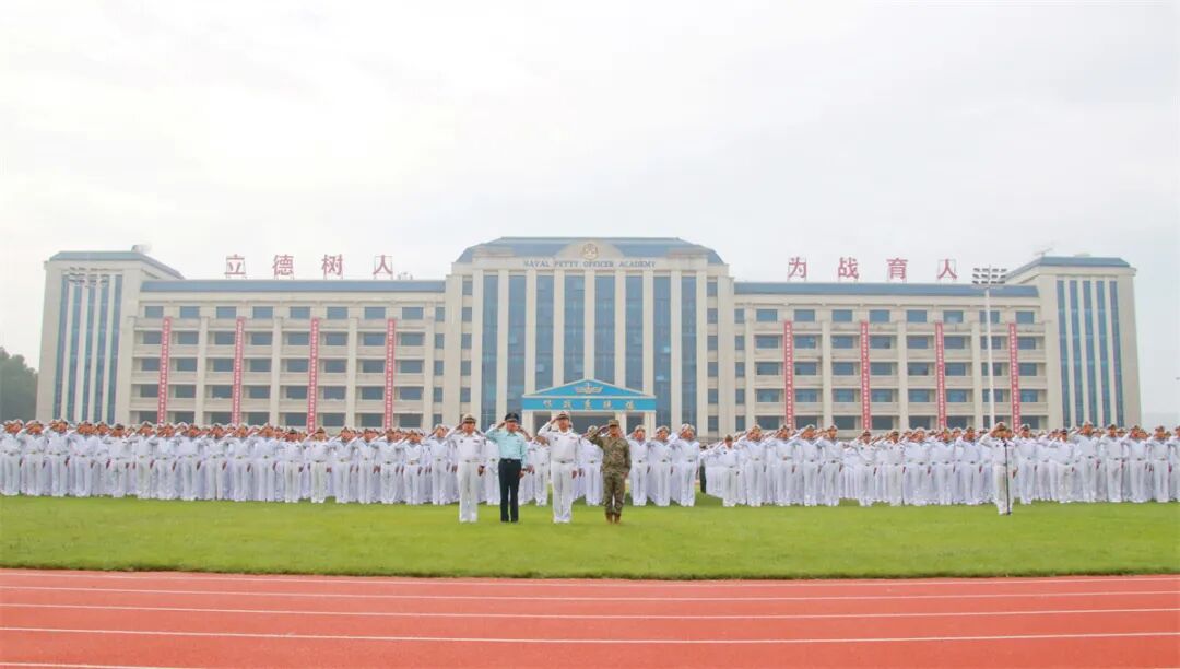 今日，五星红旗在广袤海洋之上冉冉升起，象征着伟大祖国的骄傲与荣耀