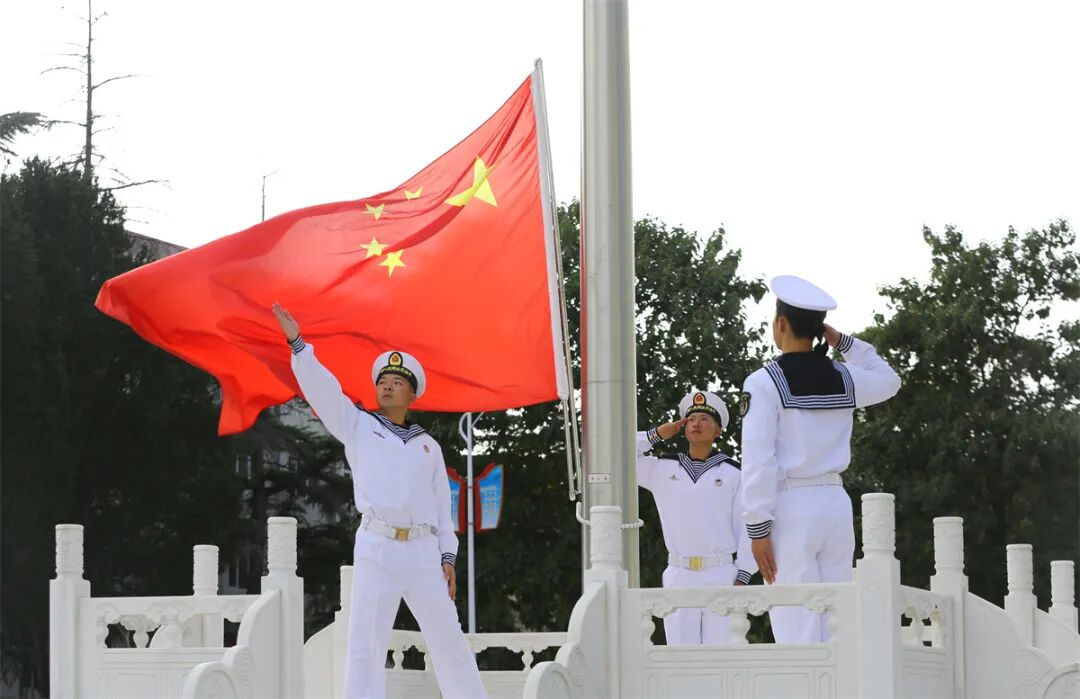 今日，五星红旗在广袤海洋之上冉冉升起，象征着伟大祖国的骄傲与荣耀
