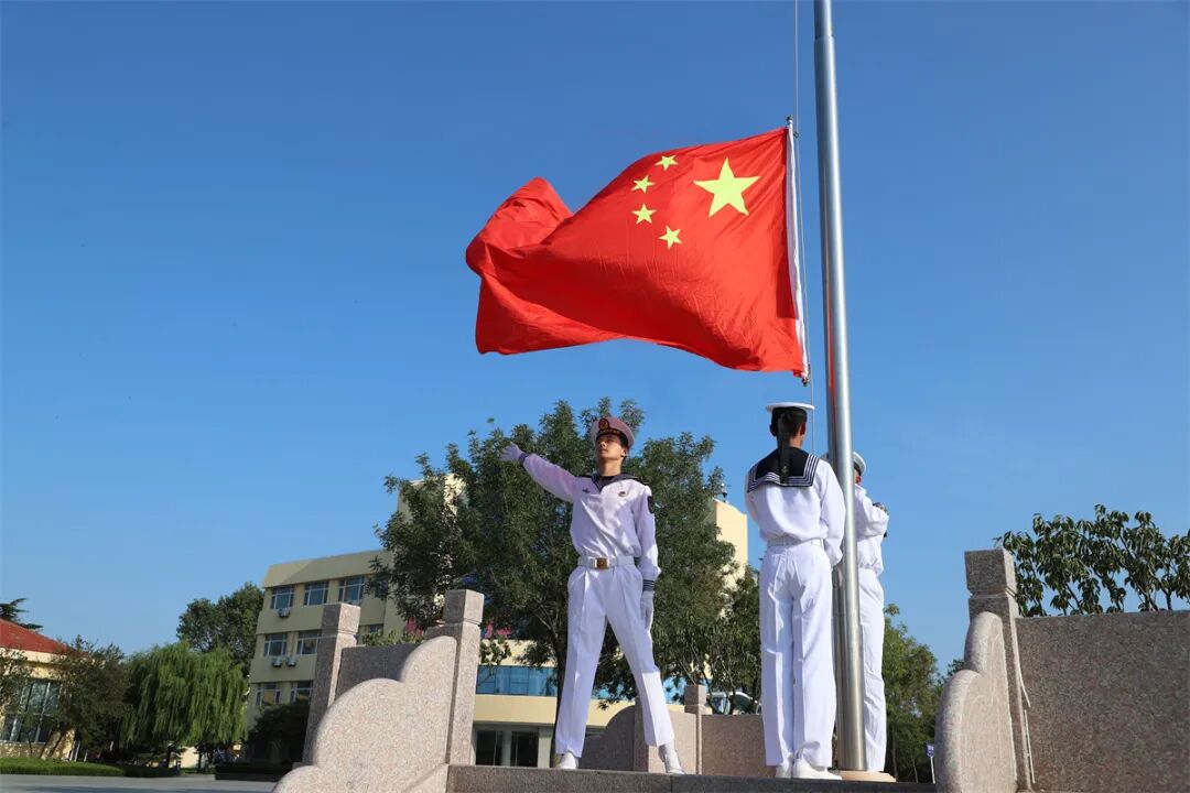 今日，五星红旗在广袤海洋之上冉冉升起，象征着伟大祖国的骄傲与荣耀