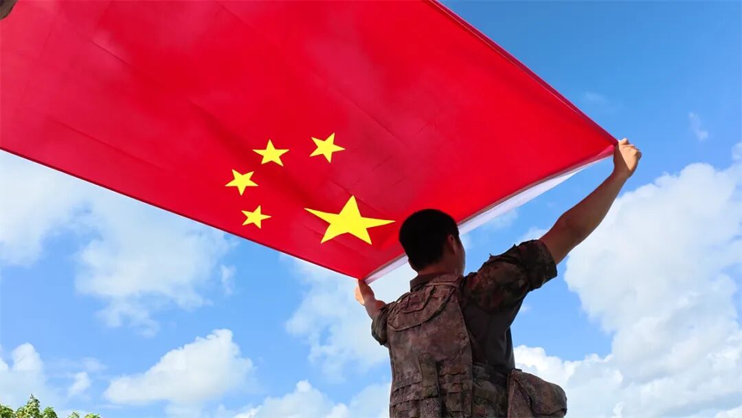今日，五星红旗在广袤海洋之上冉冉升起，象征着伟大祖国的骄傲与荣耀
