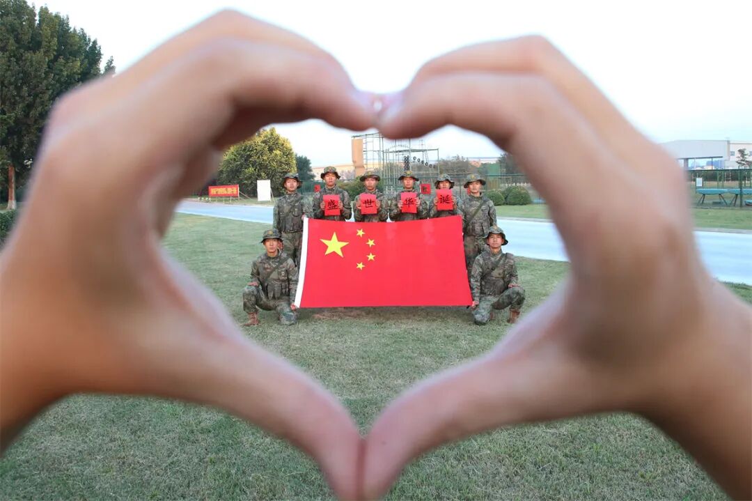 今日，五星红旗在广袤海洋之上冉冉升起，象征着伟大祖国的骄傲与荣耀