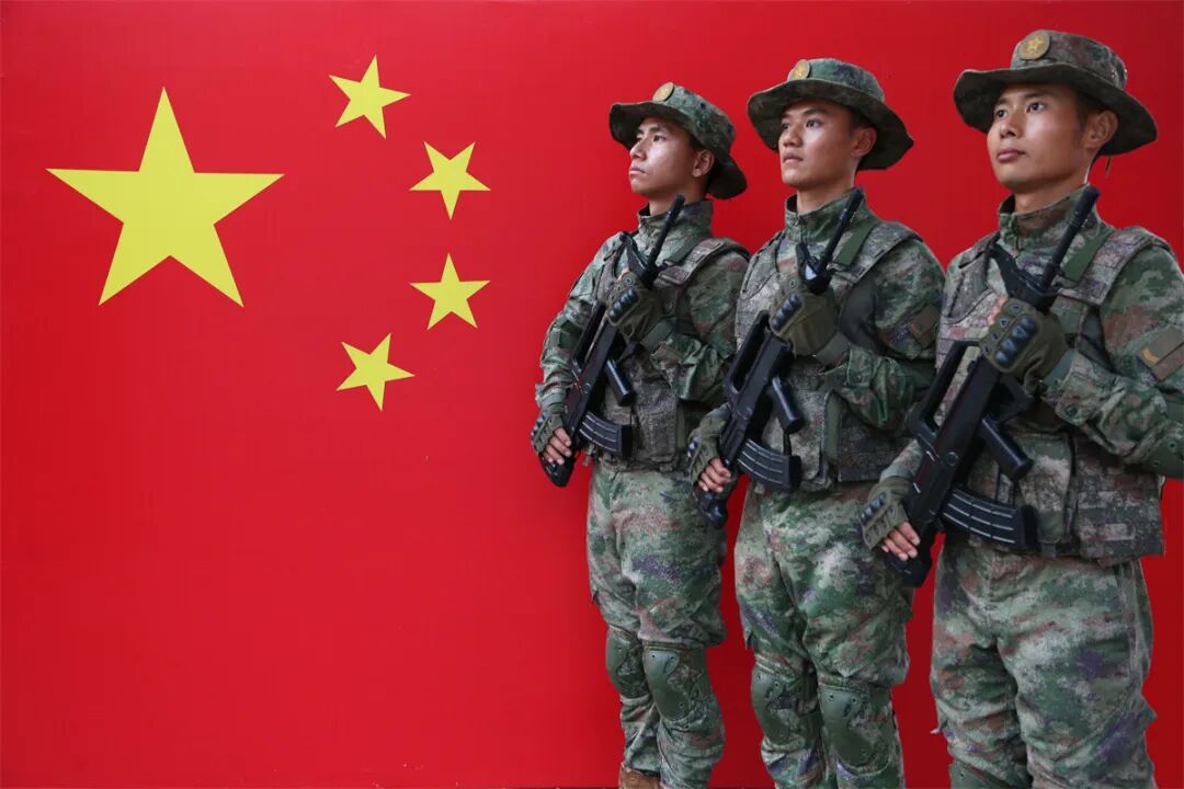 今日，五星红旗在广袤海洋之上冉冉升起，象征着伟大祖国的骄傲与荣耀