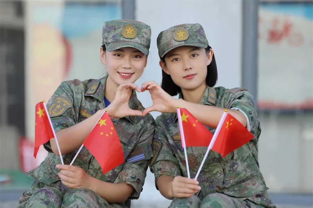 今日，五星红旗在广袤海洋之上冉冉升起，象征着伟大祖国的骄傲与荣耀