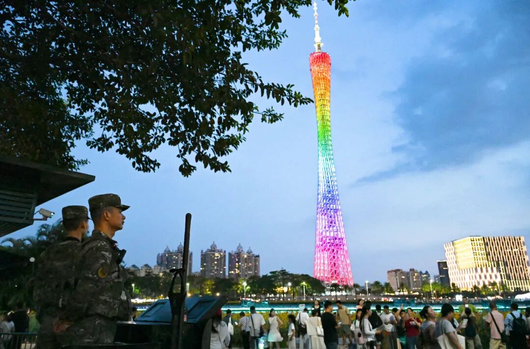 国庆长假，子弟兵用坚守与奉献为祖国献上最真诚的祝福与礼赞！