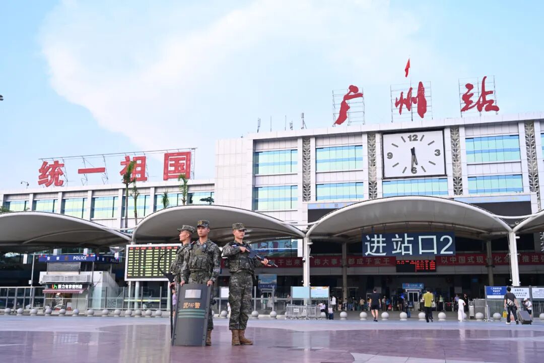 国庆长假，子弟兵用坚守与奉献为祖国献上最真诚的祝福与礼赞！