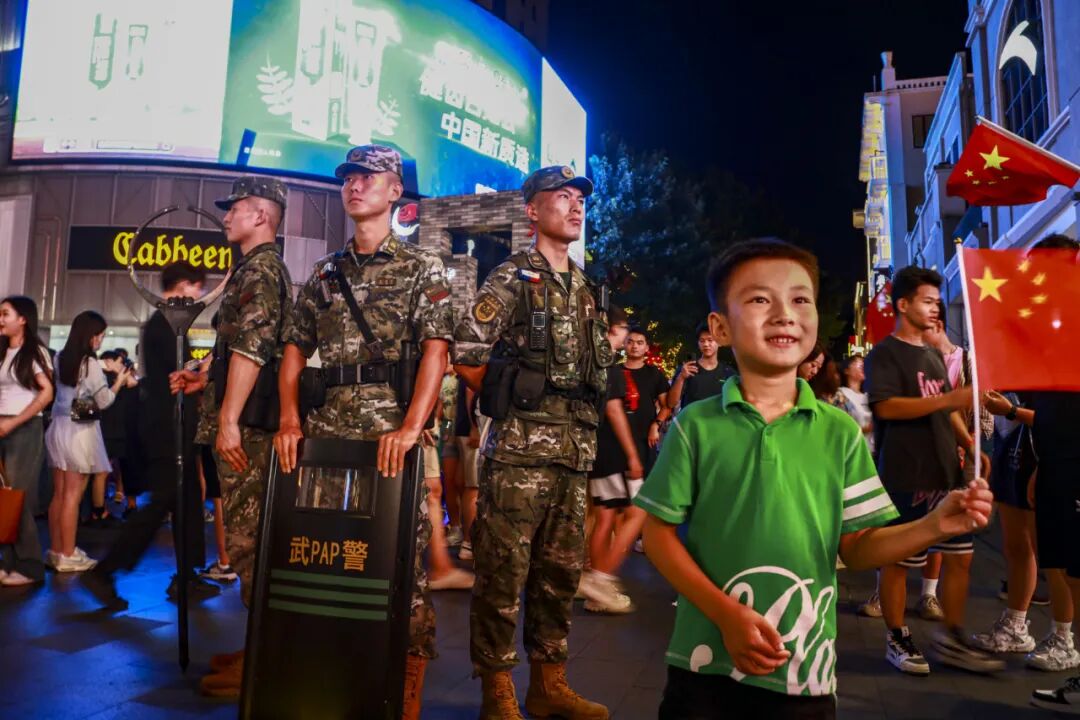 国庆长假，子弟兵用坚守与奉献为祖国献上最真诚的祝福与礼赞！