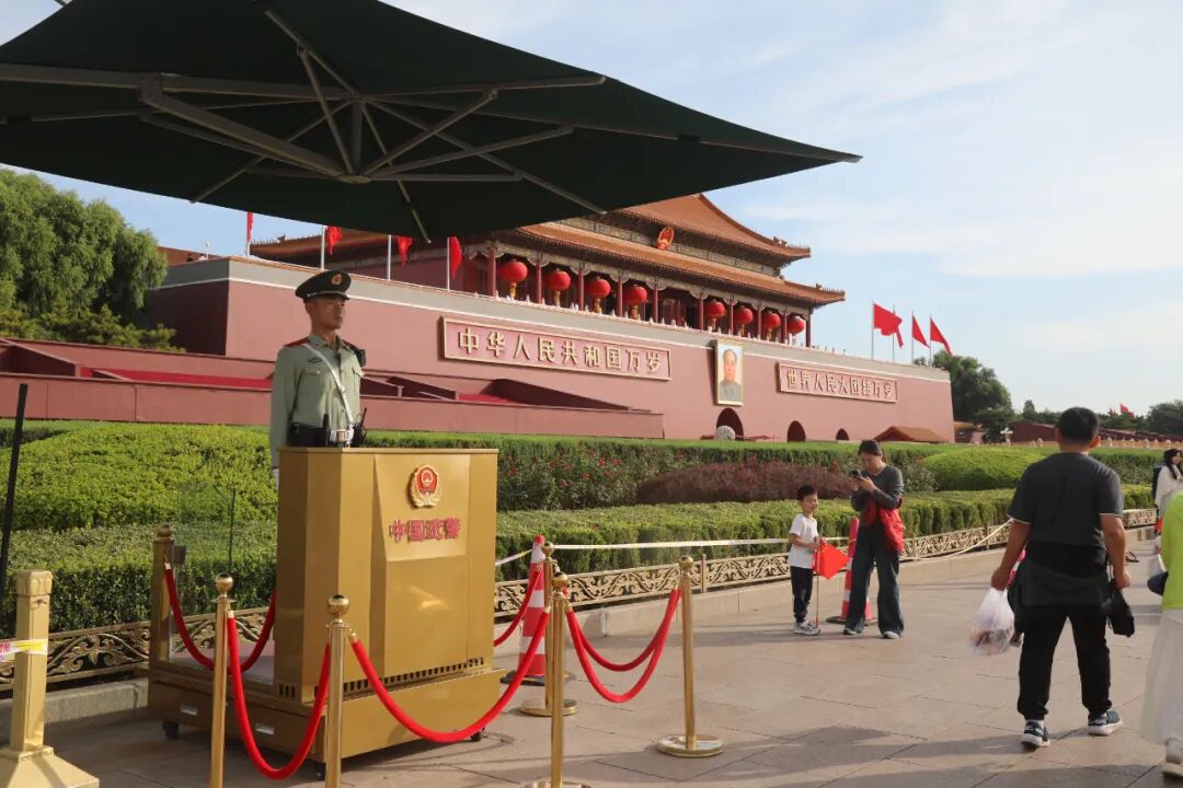 武警官兵坚定值守执勤岗位 全力护航旅客出行安全无忧