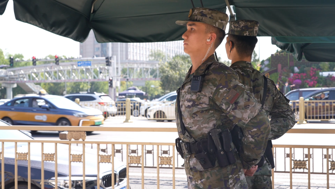 武警官兵坚定值守执勤岗位全力护航旅客出行安全无忧