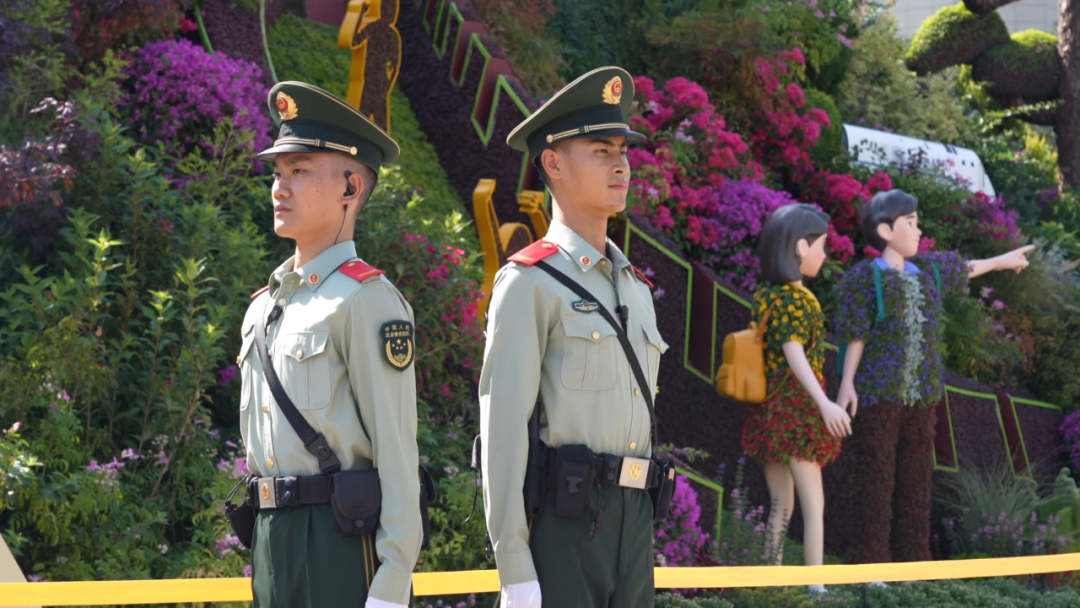 武警官兵坚定值守执勤岗位全力护航旅客出行安全无忧