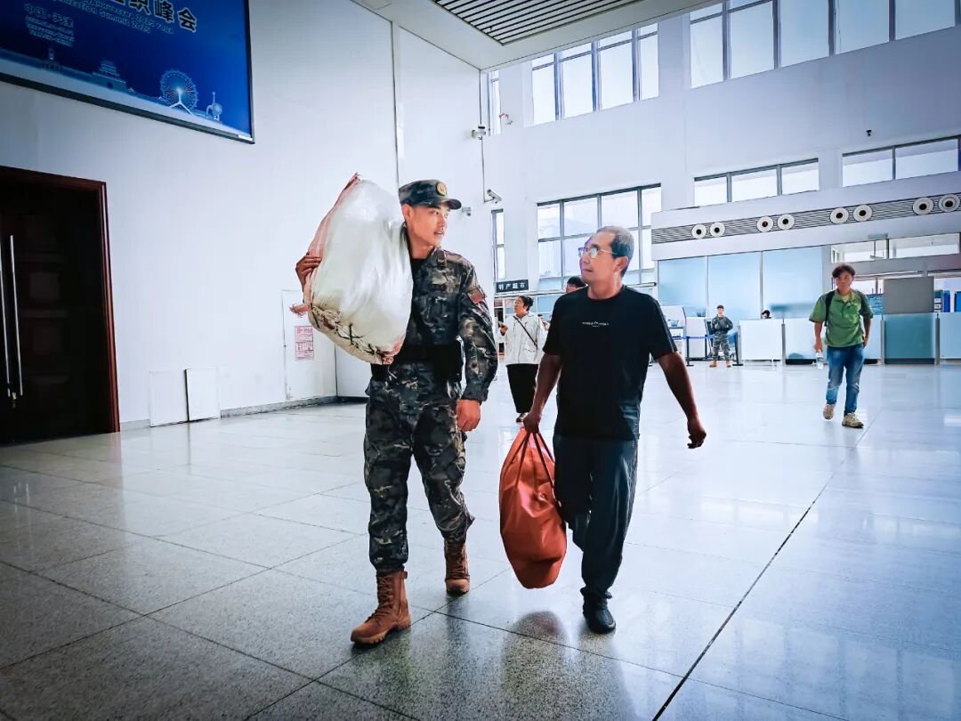 武警官兵坚定值守执勤岗位全力护航旅客出行安全无忧