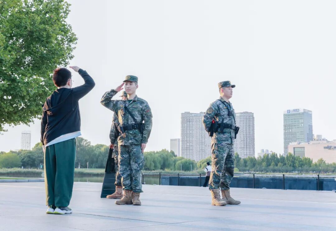 武警官兵坚定值守执勤岗位全力护航旅客出行安全无忧