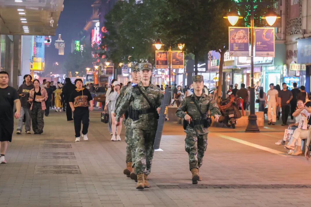 武警官兵坚定值守执勤岗位全力护航旅客出行安全无忧