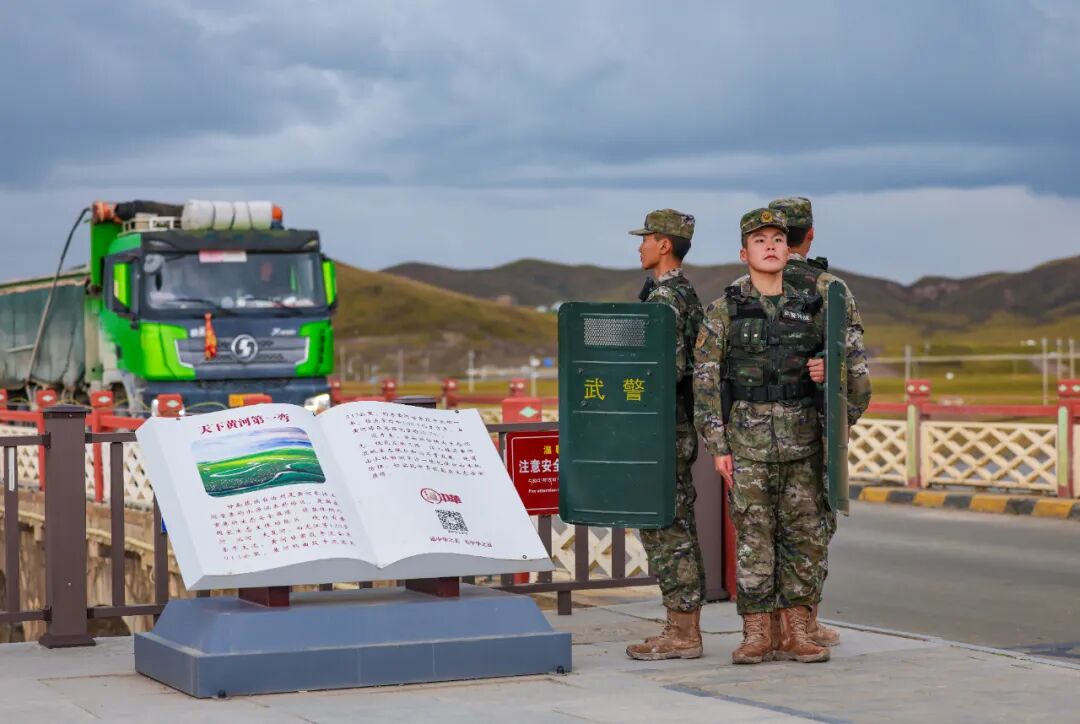 武警官兵坚定值守执勤岗位全力护航旅客出行安全无忧