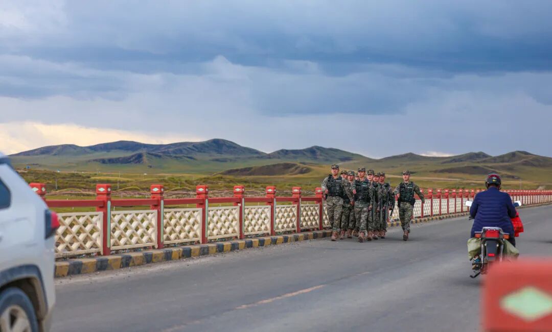 武警官兵坚定值守执勤岗位全力护航旅客出行安全无忧