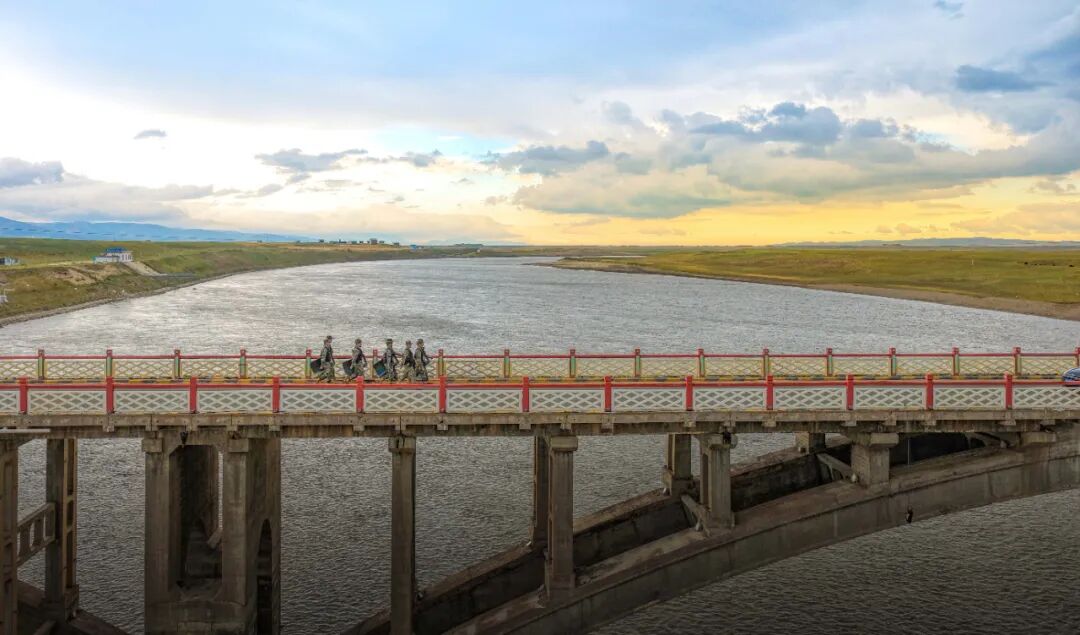 武警官兵坚定值守执勤岗位全力护航旅客出行安全无忧