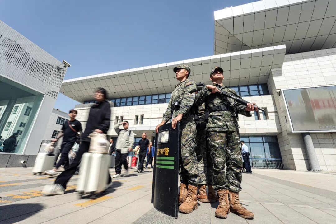 武警官兵坚定值守执勤岗位全力护航旅客出行安全无忧