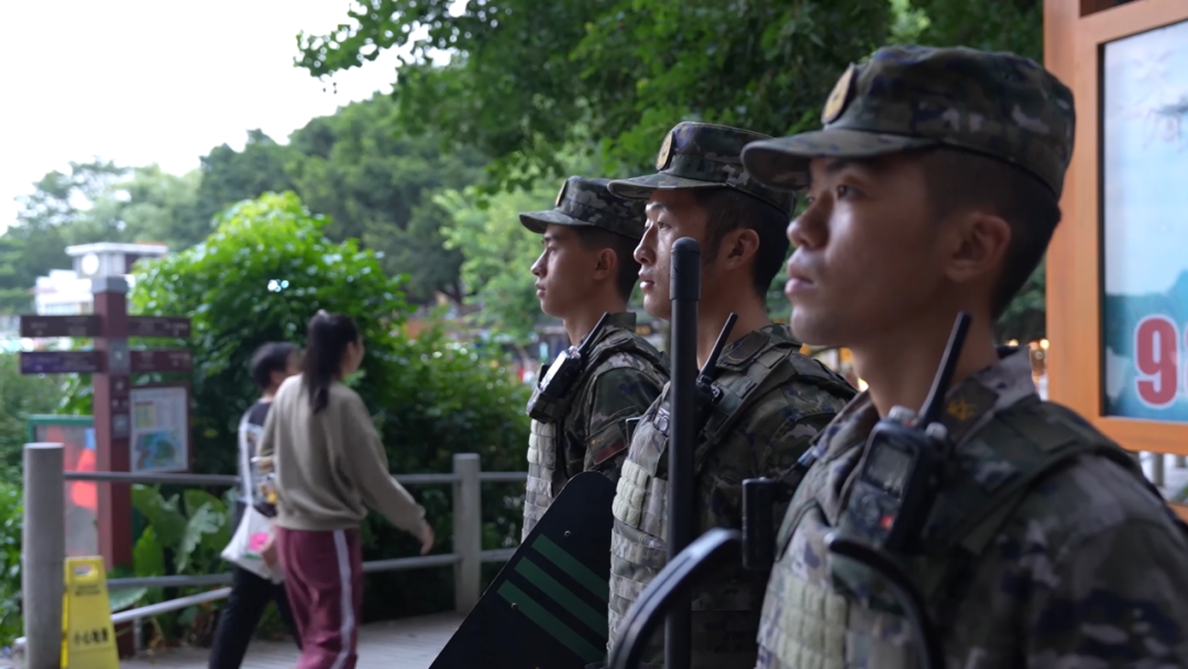 武警官兵坚定值守执勤岗位全力护航旅客出行安全无忧