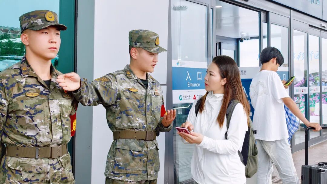 武警官兵坚定值守执勤岗位全力护航旅客出行安全无忧