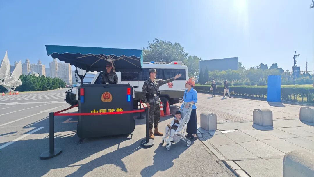 武警官兵坚定值守执勤岗位全力护航旅客出行安全无忧