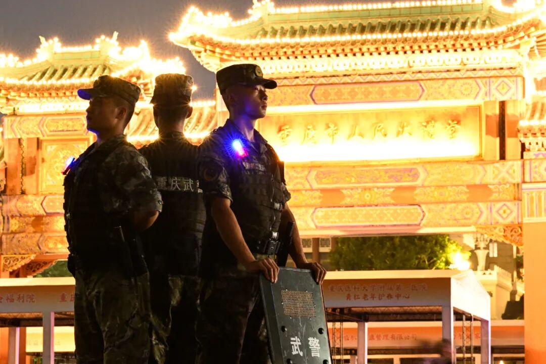 武警官兵坚定值守执勤岗位全力护航旅客出行安全无忧