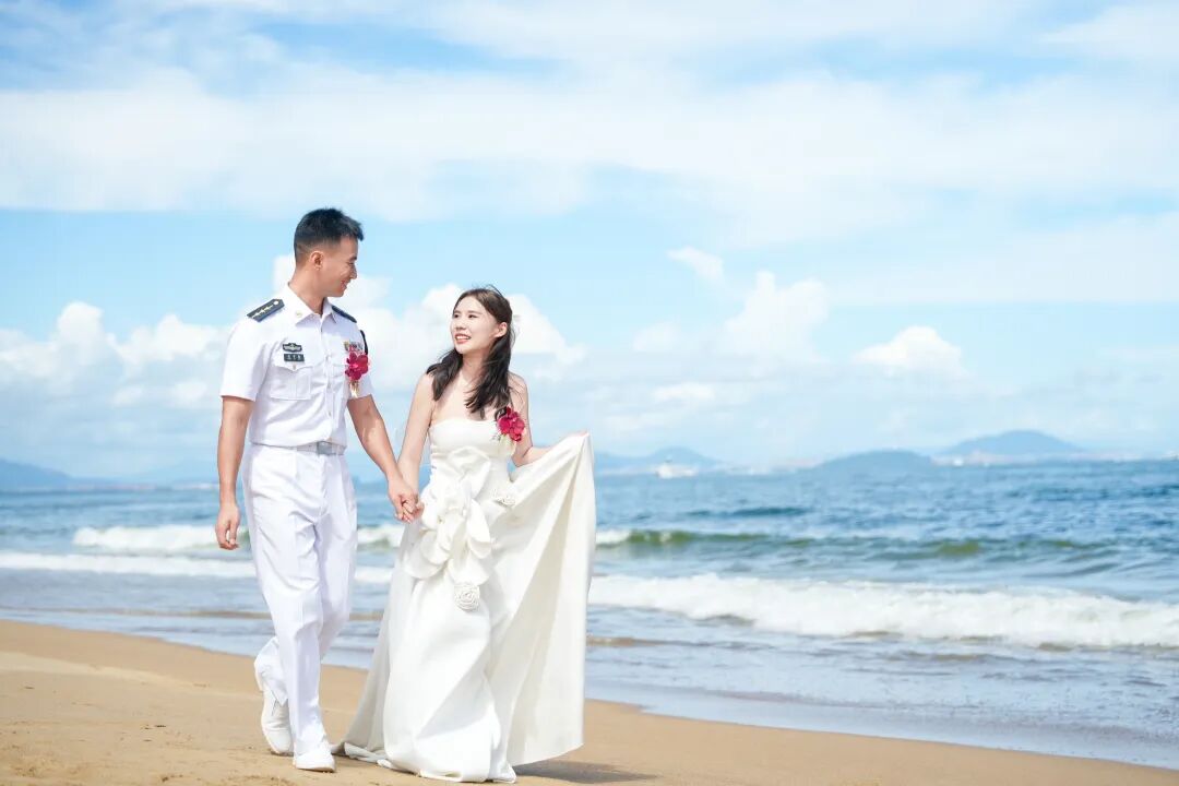 万吨大驱“舰”见证幸福时刻，他们终于步入婚姻殿堂啦！
