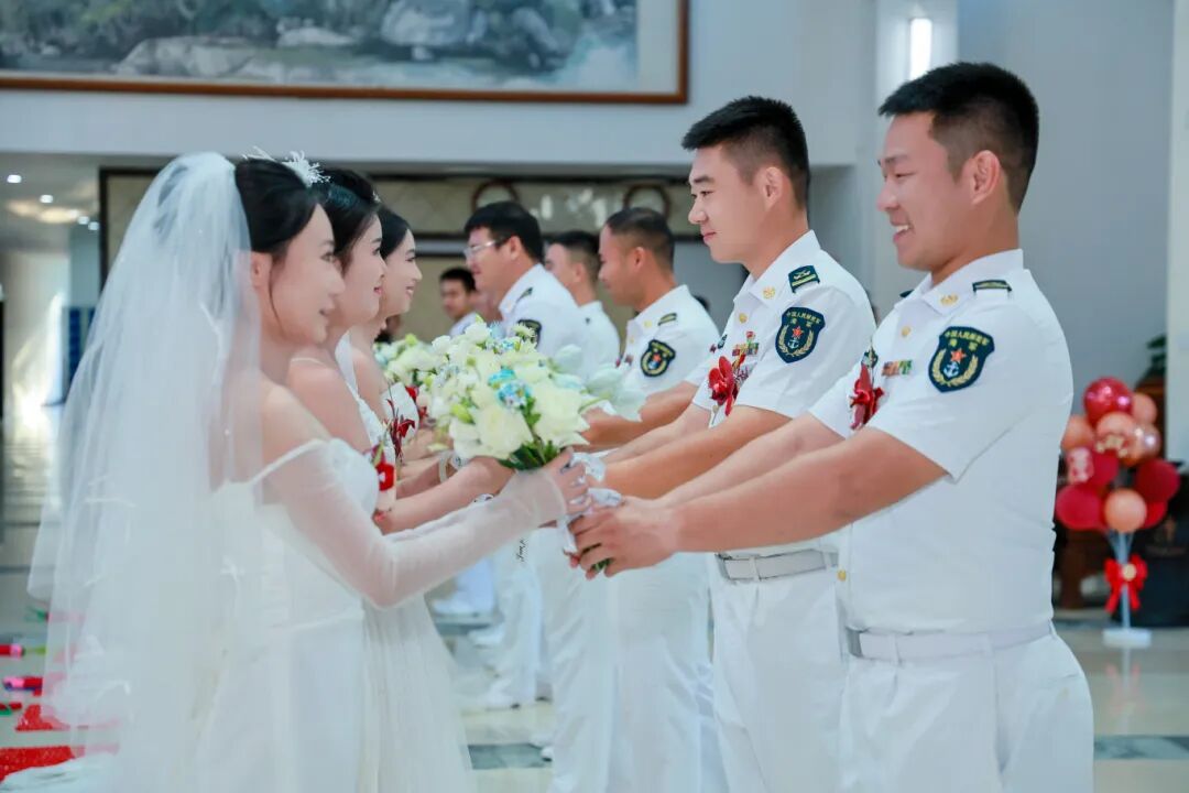 万吨大驱“舰”见证幸福时刻，他们终于步入婚姻殿堂啦！
