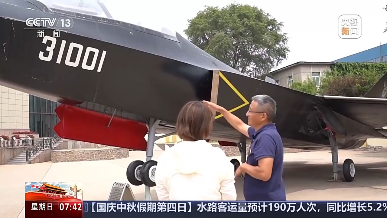 未涂装的歼_35A战斗机首次展示！专家深度解析其设计特色与技术细节