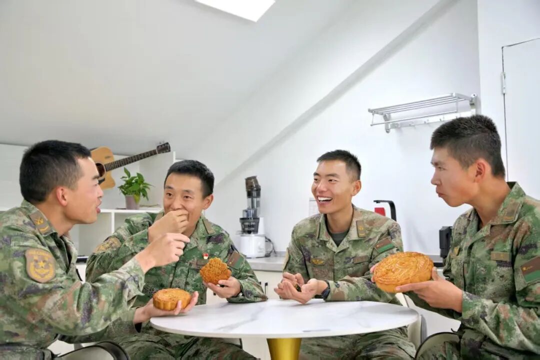 军人自制的月饼，香甜味道仿佛隔着屏幕都能感受到！