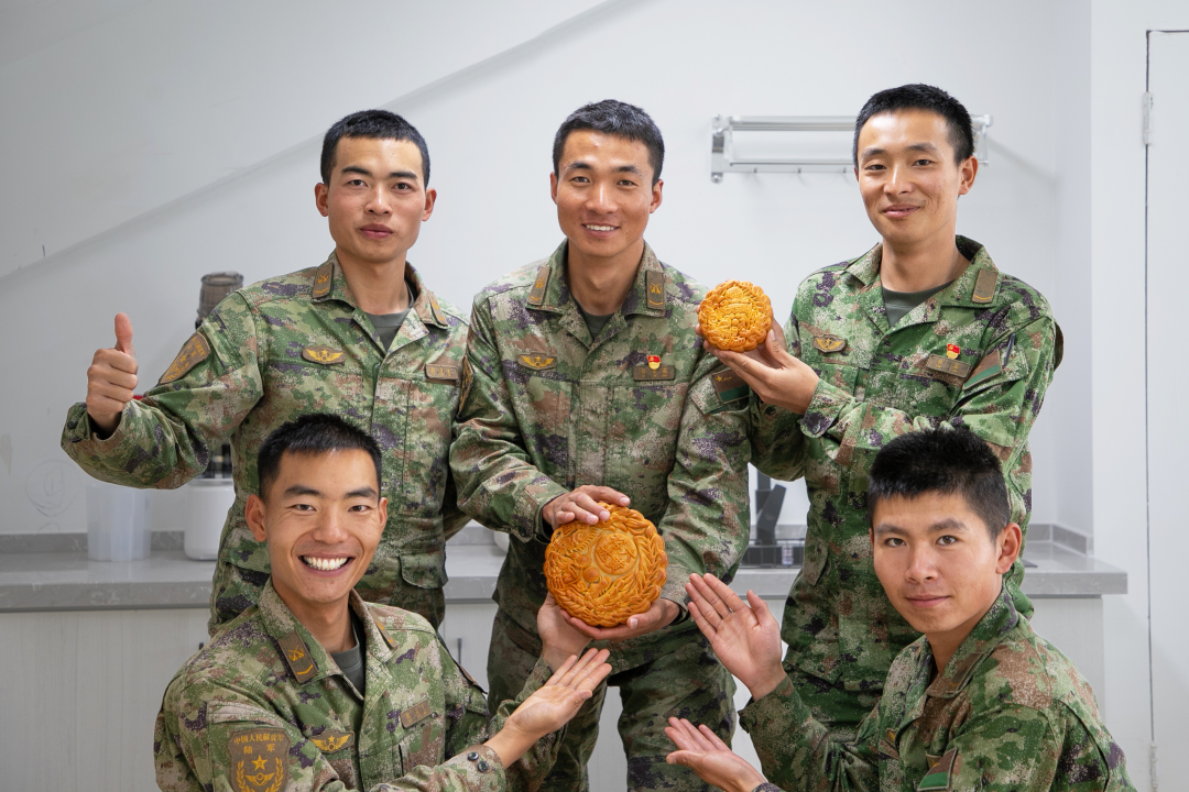 军人自制的月饼，香甜味道仿佛隔着屏幕都能感受到！
