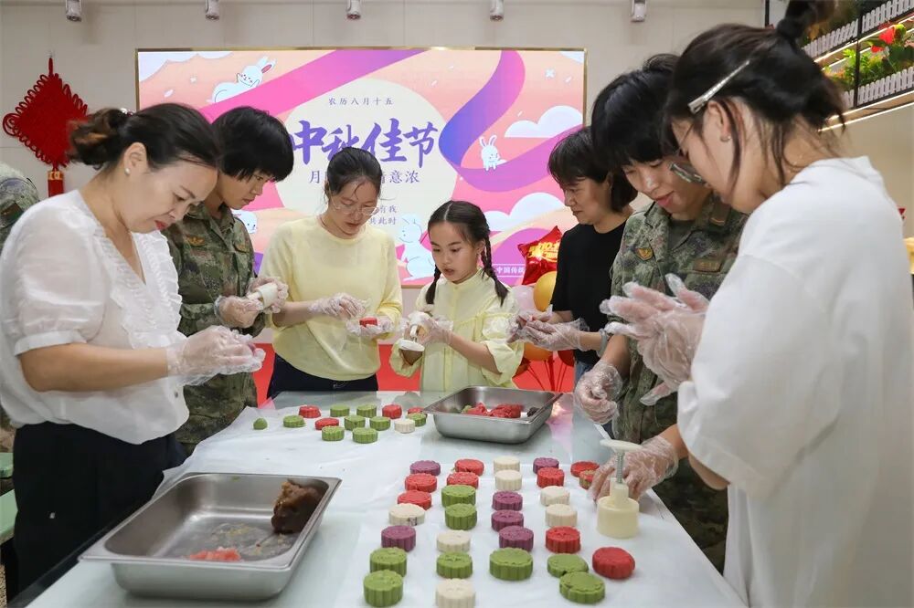 军人自制的月饼，香甜味道仿佛隔着屏幕都能感受到！