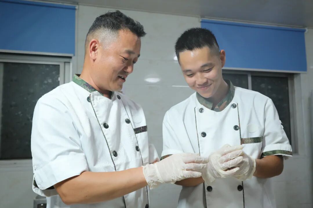 军人自制的月饼，香甜味道仿佛隔着屏幕都能感受到！