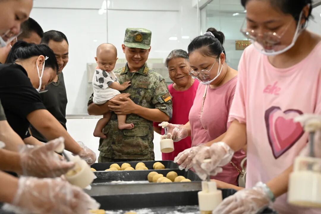 军人自制的月饼，香甜味道仿佛隔着屏幕都能感受到！