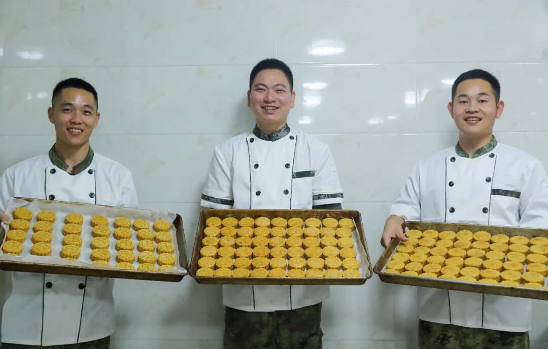 军人自制的月饼，香甜味道仿佛隔着屏幕都能感受到！