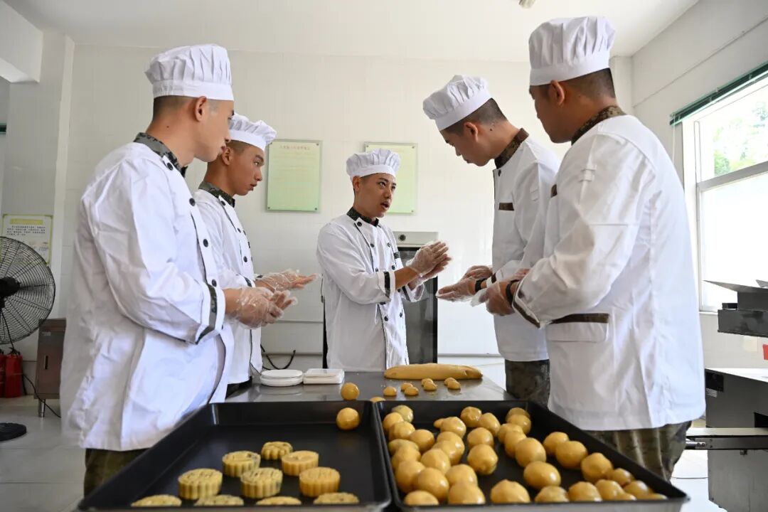 军人自制的月饼，香甜味道仿佛隔着屏幕都能感受到！