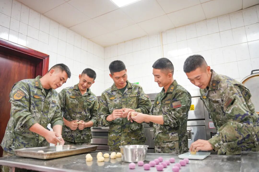 军人自制的月饼，香甜味道仿佛隔着屏幕都能感受到！