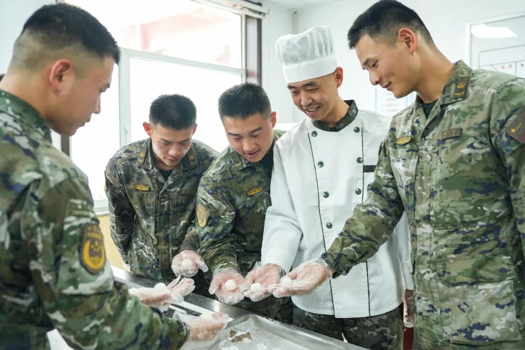 军人自制的月饼，香甜味道仿佛隔着屏幕都能感受到！