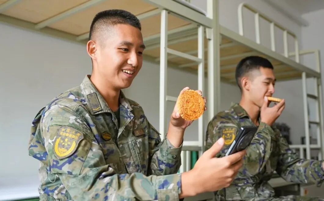 军人自制的月饼，香甜味道仿佛隔着屏幕都能感受到！