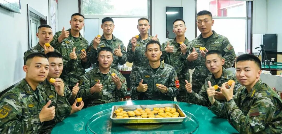 军人自制的月饼，香甜味道仿佛隔着屏幕都能感受到！
