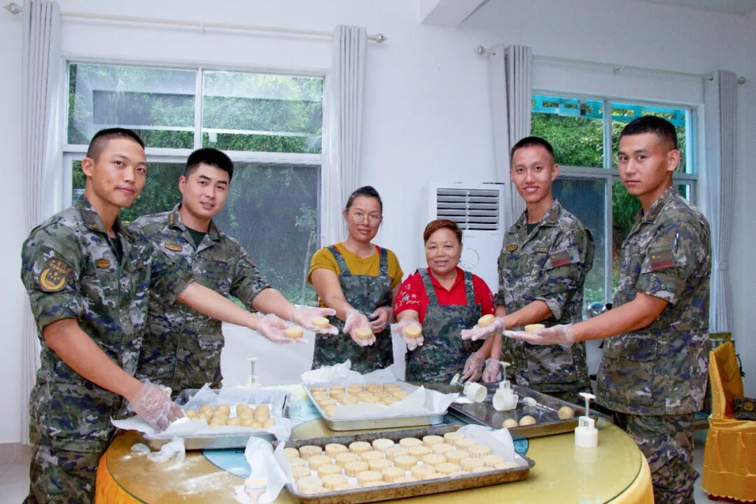 军人自制的月饼，香甜味道仿佛隔着屏幕都能感受到！
