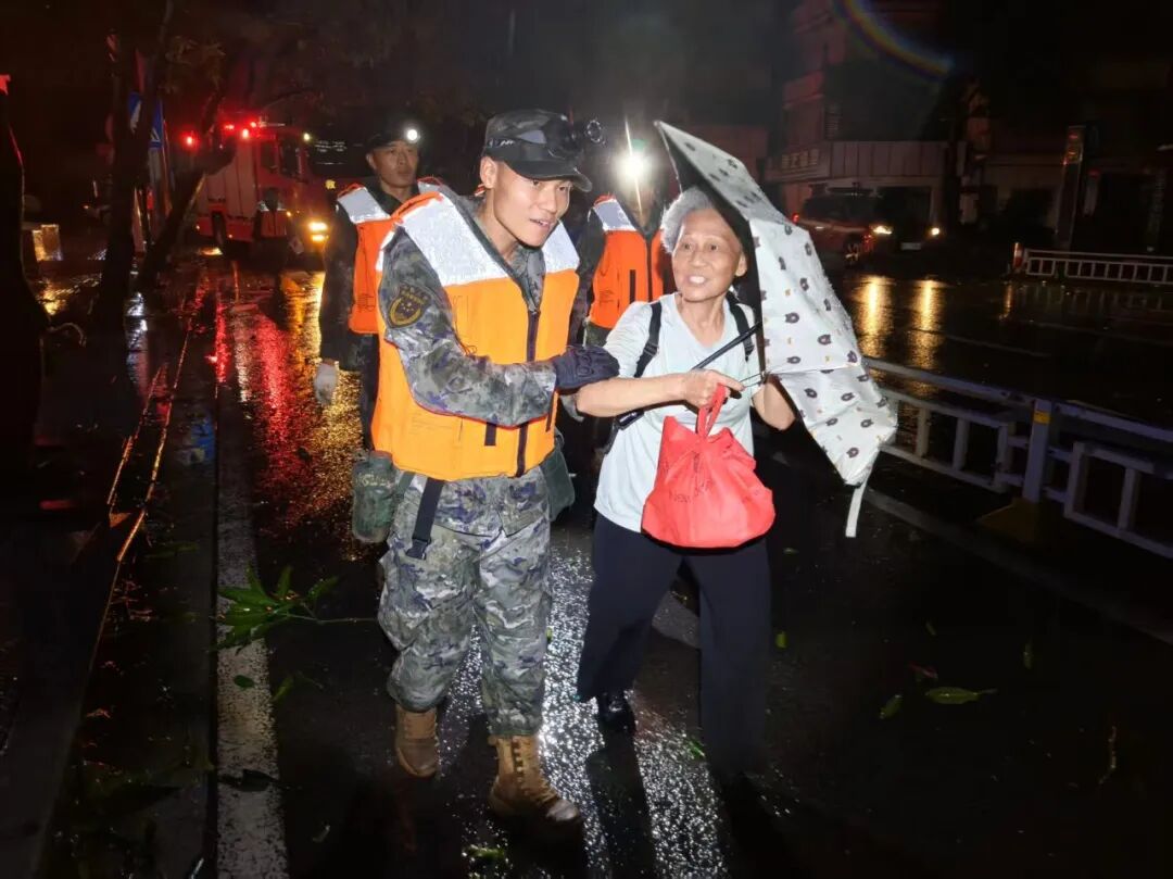 台风“麦德姆”来袭，英勇的子弟兵迅速行动抓紧救援