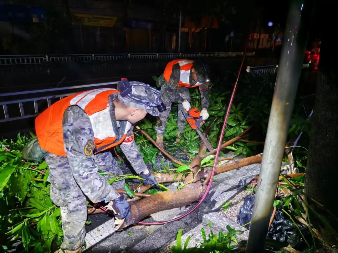台风“麦德姆”来袭，英勇的子弟兵迅速行动抓紧救援