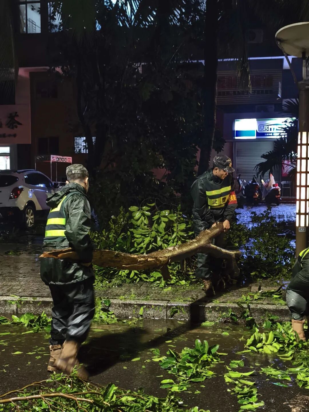 台风“麦德姆”来袭，英勇的子弟兵迅速行动抓紧救援