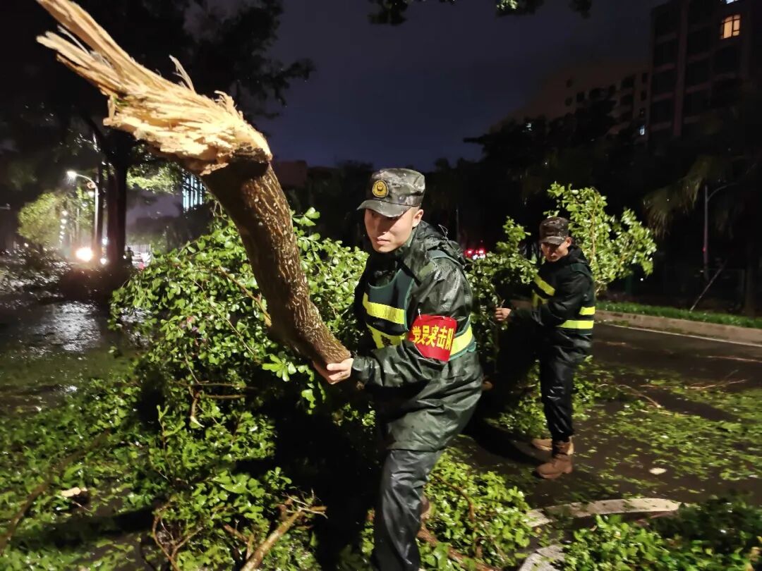 台风“麦德姆”来袭，英勇的子弟兵迅速行动抓紧救援