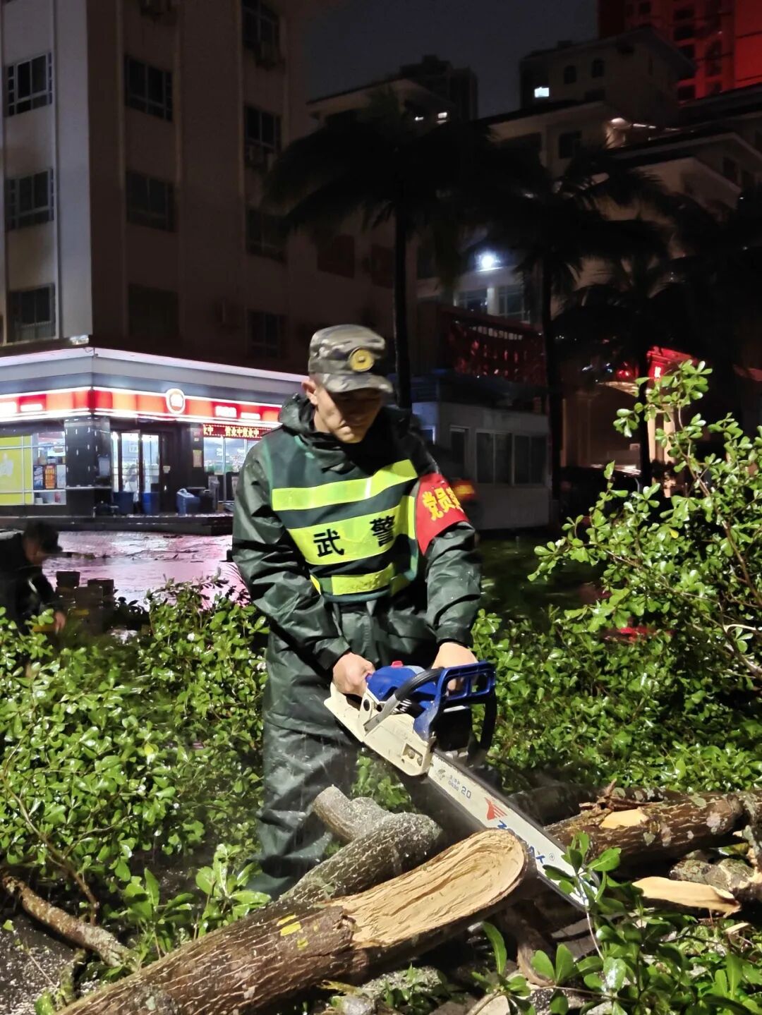 台风“麦德姆”来袭，英勇的子弟兵迅速行动抓紧救援