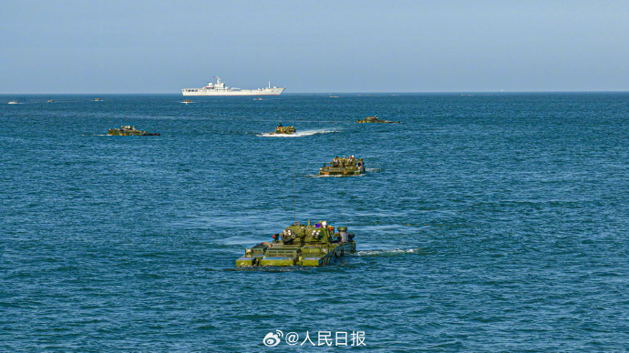 东部战区陆军某旅进行装甲部队海上驾驶技能训练活动