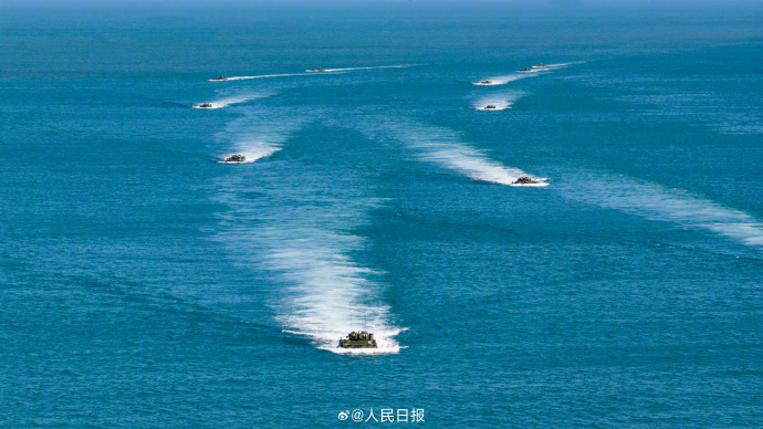 东部战区陆军某旅进行装甲部队海上驾驶技能训练活动