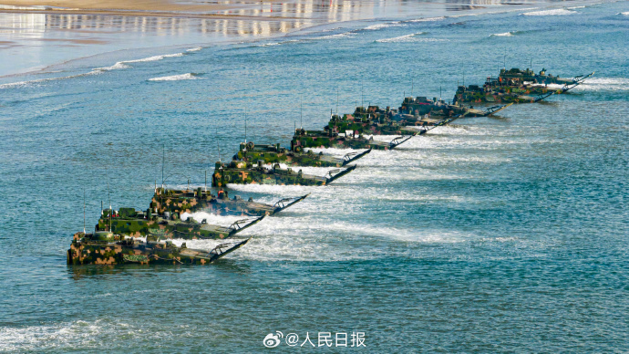 东部战区陆军某旅进行装甲部队海上驾驶技能训练活动